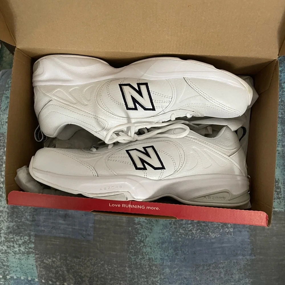 SOLD!    Like New Women’s New Balance 623. Size 11 Wide. - Picture 4 of 6